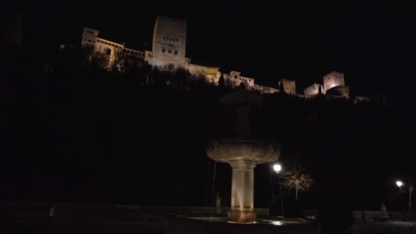 Vista Alhambra Desde Abajo Con Una Fuente Reflejos Agua Luz — Vídeos de Stock