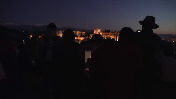 Silhueta Turistas Tirando Fotos Alhambra Durante Após Pôr Sol — Vídeo de Stock