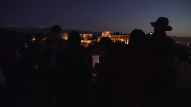 Silhuett Turister Som Tar Bilder Alhambra Solnedgången — Stockvideo