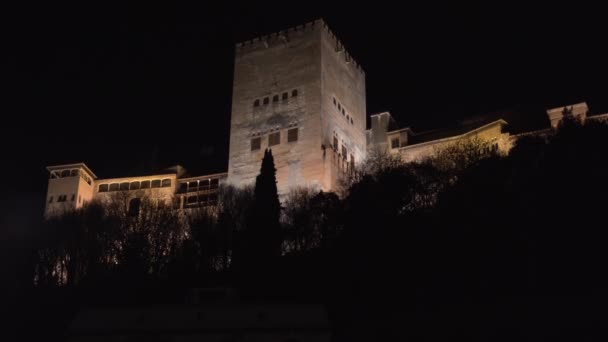Vista Una Torre Alhambra Desde Abajo Durante Noche — Vídeos de Stock