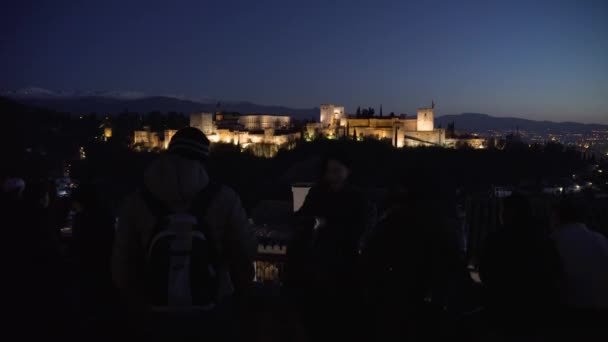 Silueta Turistas Tomando Fotos Alhambra Durante Atardecer — Vídeos de Stock