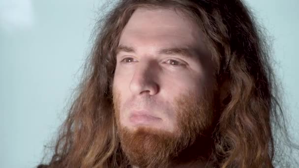 Man Smiling Glamour Shot Whitish Background Long Hair Beard Solo — Vídeo de Stock