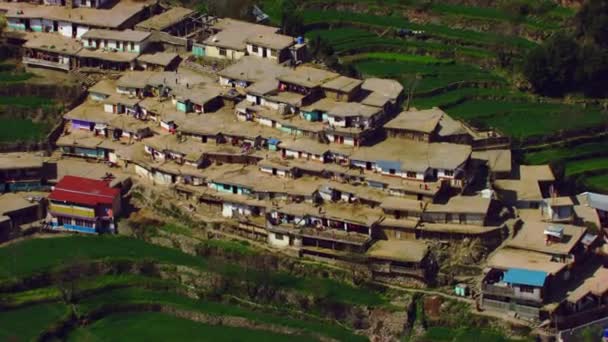 山の角にある村 人々は歩いている 家の屋根 空中ビュー — ストック動画