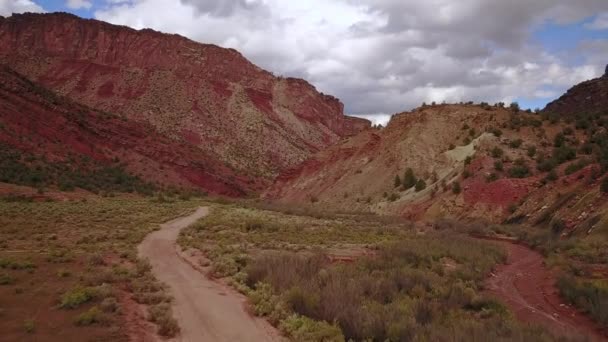 Aerial Dirt Road Butte Mesa Flat Top Mountain Beautiful Day — Wideo stockowe