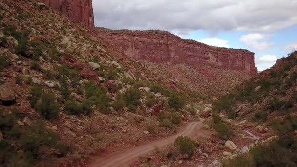 Aerial Dirt Road Butte Mesa Flat Top Mountain Beautiful Day — Stockvideo