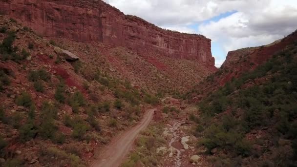 Aerial Dirt Road Butte Mesa Flat Top Mountain Beautiful Day — Stockvideo