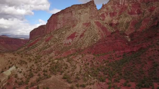 Aerial Dirt Road Butte Mesa Flat Top Mountain Beautiful Day — ストック動画