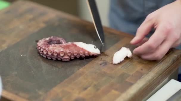 Close Male Hands Cutting Initial Part Fresh Purple Octopus Tentacle — Vídeos de Stock