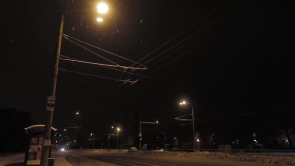 Snowy Street Night Time Warm Lights Illuminating Road Bus Stop — Αρχείο Βίντεο