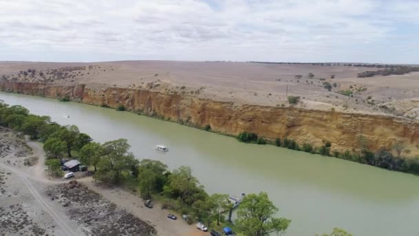 Aerial Shot Moving Stunning River Murray Limestone Cliffs Boats Cruise — Video Stock