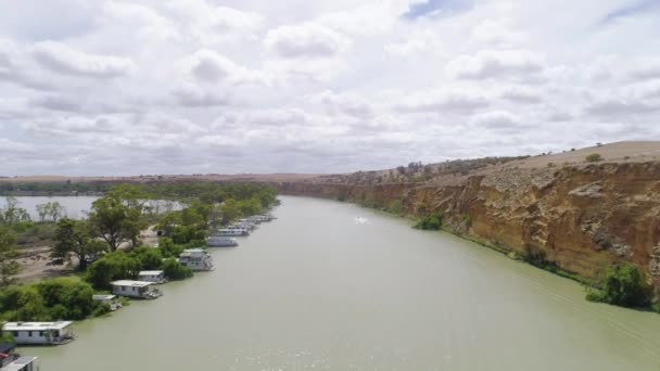 Aerial Shot Flying Houseboats Incredible Limestone Cliffs Stunning Murray River — Αρχείο Βίντεο