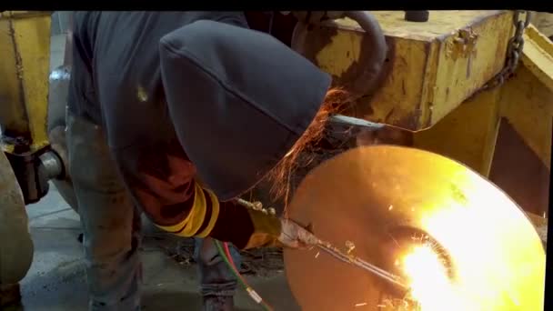 Man Cut Large Piece Steel Cutting Torch — Vídeo de Stock