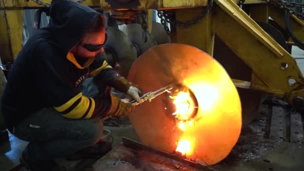 Man Cut Large Piece Steel Cutting Torch — Vídeo de Stock