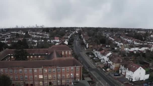 Σχολείο Γουάνστεντ Λονδίνο Εναέρια Περάσει Πάνω Misty London Ορίζοντα Απόσταση — Αρχείο Βίντεο