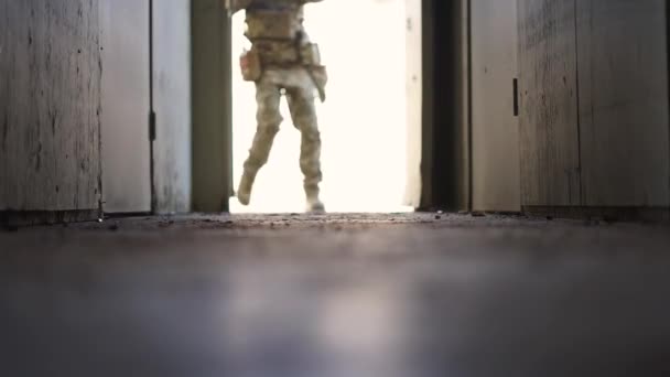 Soldiers Entering Hallway Armed One Kicks Spent Shell Casing — Stockvideo