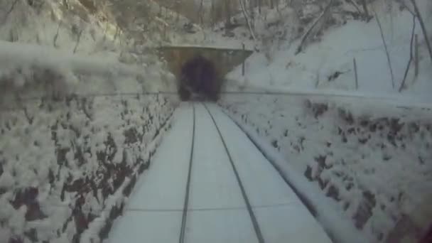 火车在积雪覆盖的轨道上行驶 它穿过一个隧道 往前走 录像背景 — 图库视频影像