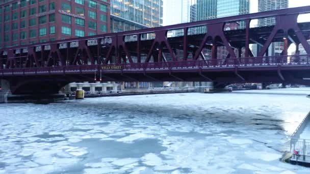 Съёмки Замерзшей Реки Чикаго Течение 2019 Года — стоковое видео