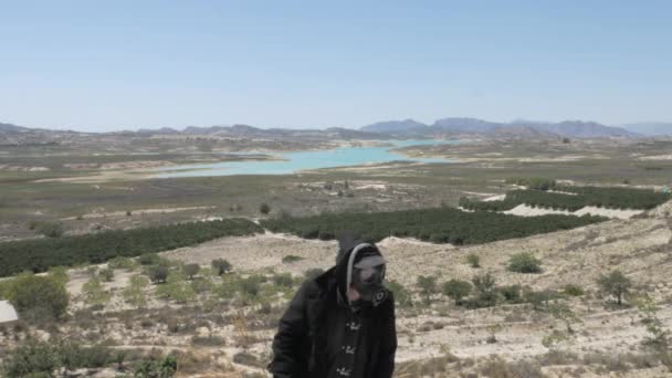 Een Man Met Een Gasmasker Dwaalt Door Post Apocalyptische Woestijn — Stockvideo