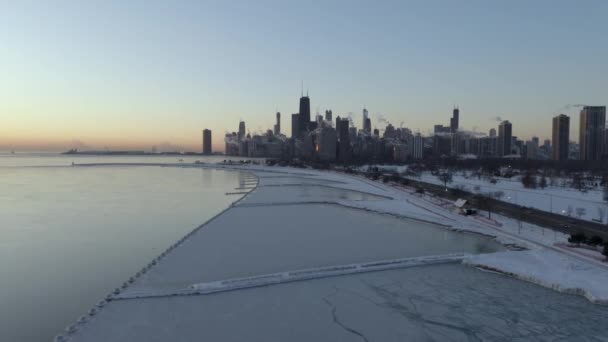 Съёмки Воздуха Холодного Озера Мичиган 2019 Году Полярный Вихрь Чикаго — стоковое видео