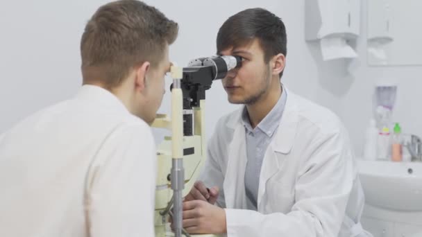 Two Opthalmologists Sitiing Each Other Preparing Eye Equipment Office Patience — Αρχείο Βίντεο