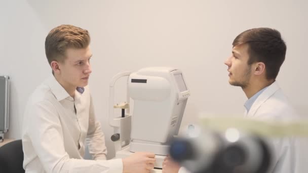 Patient Speaking Medic His Eyesight Problems — Vídeo de stock