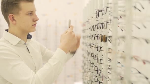 Guy Taking Photos Eyeglasses Optical Shop — Stock Video