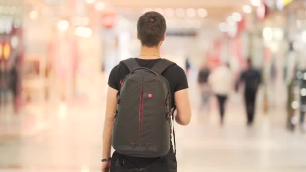 Young Man Turning Showing Chroma Key Phone Camera Mall — Wideo stockowe