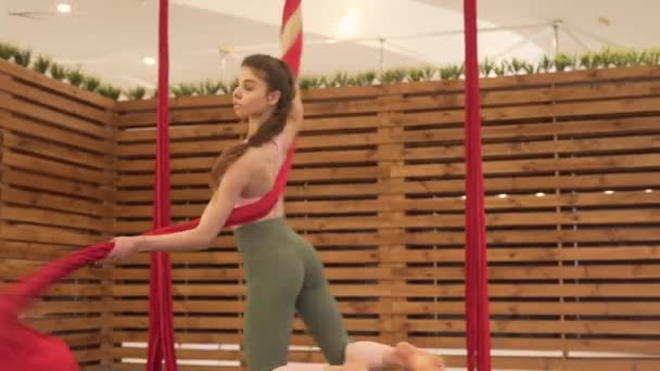 Young Brunette Woman Minimal Modern Gym Wooden Dividers Doing Flying — Stockvideo