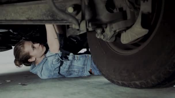 Kobieta Wieku Około Lat Sprawdza Pod Maską Ciężarówki Idzie Pod — Wideo stockowe