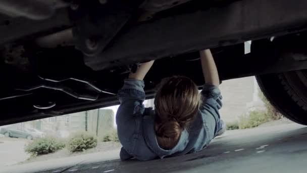 Woman Early 20S Checking Hood Truck Going Truck Find Fix — Vídeo de stock