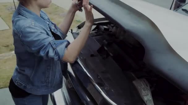 Woman Early 20S Checking Hood Truck Going Truck Find Fix — Vídeos de Stock