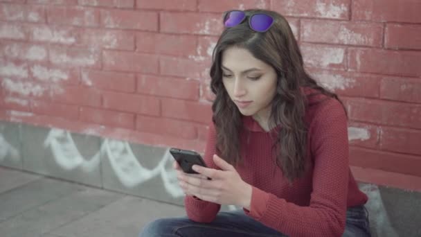 Menina Usando Aplicativo Smartphone Com Uma Parede Tijolo Fundo Pan — Vídeo de Stock