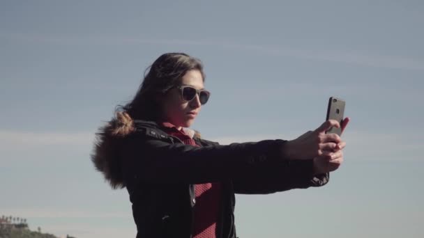 Kız Selfie Çekiyor Arka Planda Mavi Gökyüzü Olan Fotoğraflar — Stok video