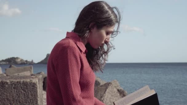 Flicka Läser Bok Nära Havet — Stockvideo