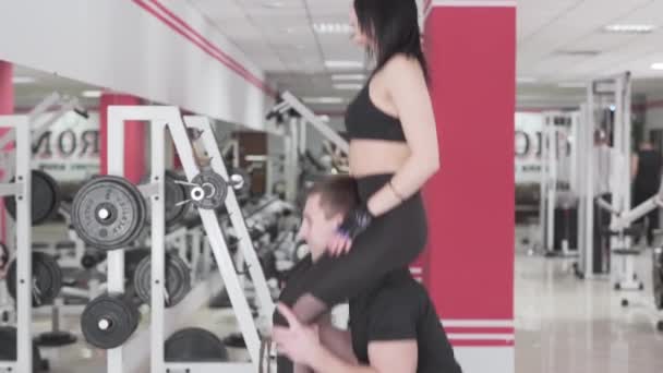 Fit Guy Accroupi Avec Une Fille Sur Ses Épaules — Video