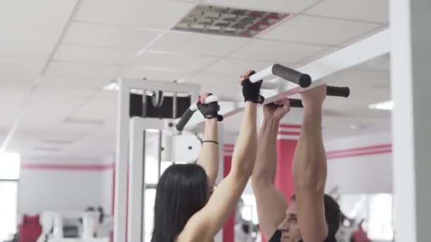 Young Couple Doing Pull Ups Gym — Stock Video