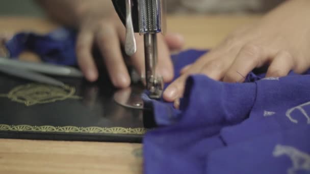 Seamstress Trabalhando Uma Máquina Costura — Vídeo de Stock