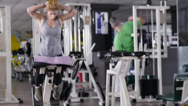 Amplio Tiro Una Mujer Haciendo Extensiones Espalda Baja Gimnasio — Vídeo de stock