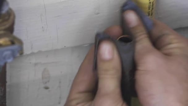 Man Uses Sandpaper Old Copper Pipe Soldering Right Pan Closeup — Vídeo de stock