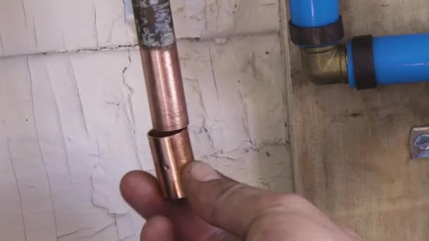 Panning Shot Man Hands Fitting Coupler Copper Water Pipe Soldering — Stockvideo