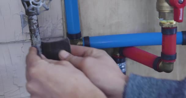 Sandpaper Grinding Copper Pipe Being Soldered Pipe Repair Pan Right — Stok video