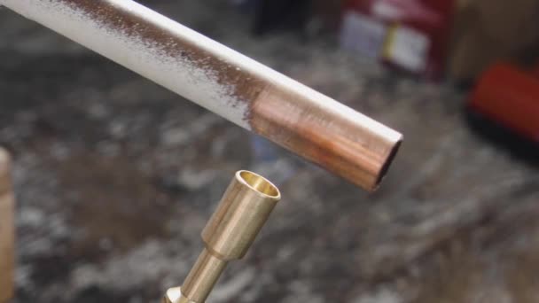 Hot Water Drop Shoots Out Copper Pipe While Being Heated — Stok video