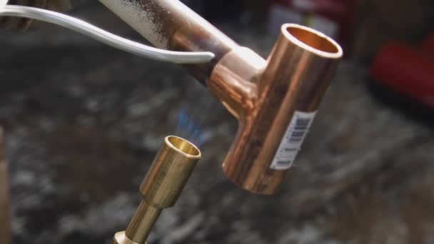 Solder Being Melted Copper Tee Connection While Being Heated Propane — Vídeos de Stock