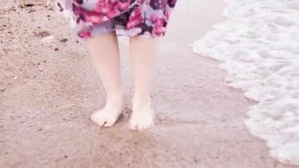 해변에서 파도와 모래를 헤치고 맨발로 이집트 — 비디오