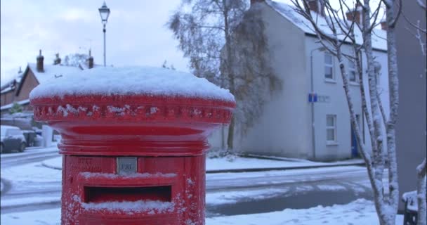 Červená Poštovní Schránka Pokrytá Sněhem Malé Vesnici Zastřelen Severním Irsku — Stock video