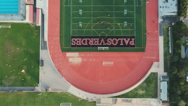 오후에는 캘리포니아주 에스테이트에 Palos Verdes High School 경기장에서 무인기가 보인다 — 비디오