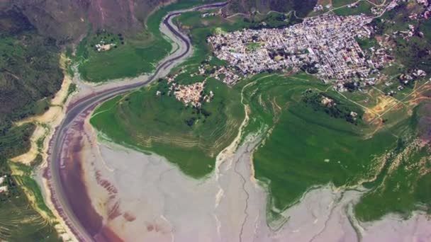 Vedere Aeriană Asupra Râului Care Curge Munți Sat Înconjurat Ferme — Videoclip de stoc