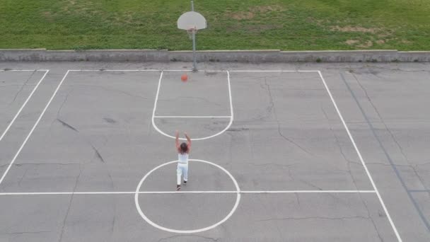 Seorang Pria Bermain Basket Lapangan Basket Kosong Dan Mencoba Melempar — Stok Video