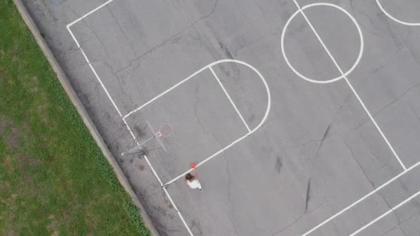 Mężczyzna Grający Koszykówkę Pustym Boisku Koszykówki Powodzeniem Rzucający Piłkę Ring — Wideo stockowe