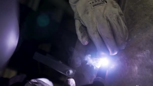 Trabajador Tig Soldadura Metal — Vídeo de stock